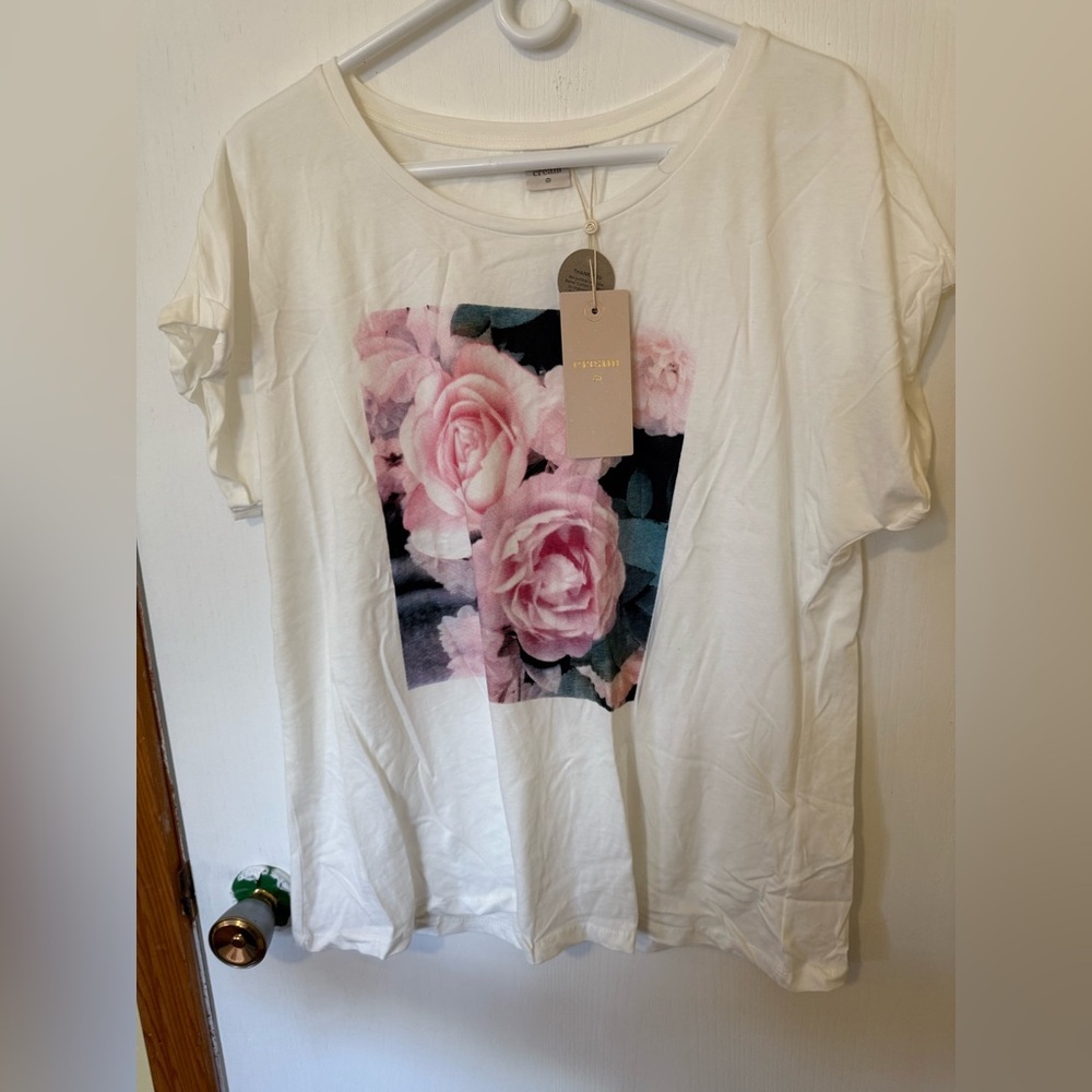 NWT Women’s Cream Floral Graphic Tee with Pink Roses
